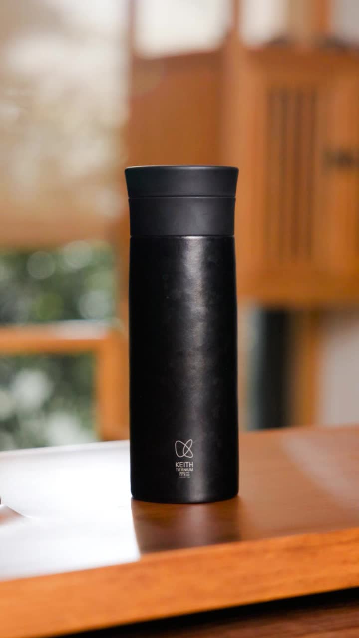 Titan-Isolierflasche